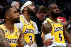 雄鹿队击败湖人队，挺进季后赛